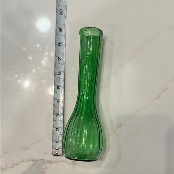 2/$20 BUD VASE VINTAGE EMERALD GREEN RIBBED SCALLOPED MARKED 9” - Picture 6 of 7